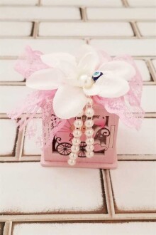 Kız Bebek Arabası Detaylı Ahşap Kutu Süslemeli Bebek Şekeri Kutusu - Yapay Çiçek Sitesi